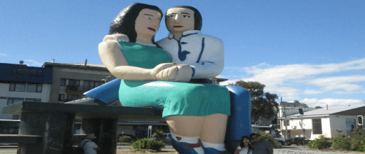 sentados frente al mar